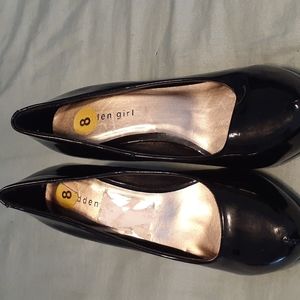 Madden Girl ,size 8 ,black shiny pumps